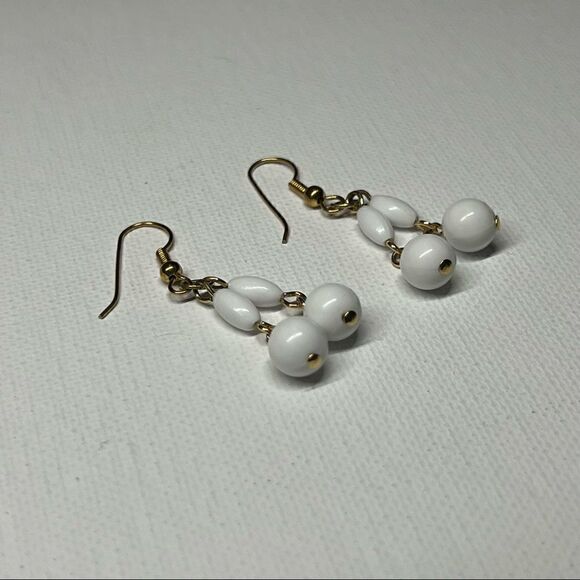 VintageβDemiβParureβWhiteβBeadedβNecklaceΒ w/βMatchingβHookβEarrings - Picture 9 of 11